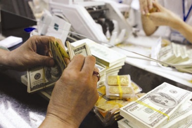 Giá vàng hôm nay: Cẩn trọng trước rủi ro 